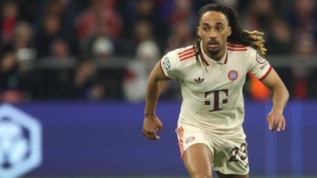 Bayerns Boey wird vor laufender Kamera von Fan beklaut