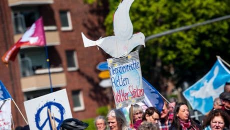 Pazifisten fordern Frieden: Friedenstaube-Demos: Tausende machen bei Ostermärschen mit