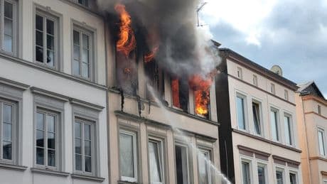 Großfeuer in Lübeck  - Frau springt in Todesangst aus dem zweiten Stock