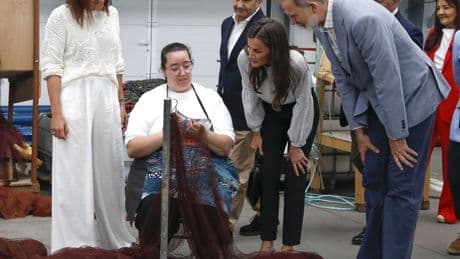 Los Reyes visitan Burela, en Lugo, con la reina Letizia apostando por la moda gallega