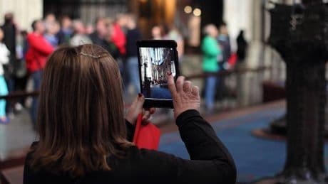Estate 2025: ecco dove scattare un selfie è vietato (e quali sono gli altri provvedimenti)