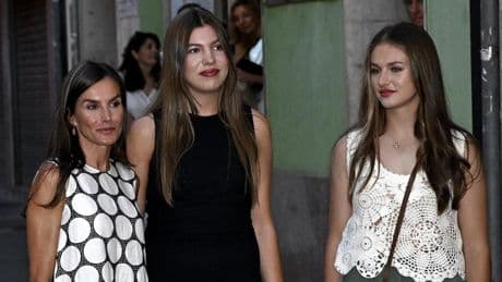 La primera salida sorpresa de Letizia, Leonor y Sofía en Mallorca: una cita especial con el cine y tres looks de estreno