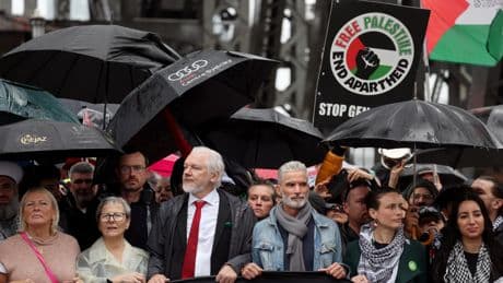 Julian Assange parmi des dizaines de milliers de manifestants propalestiniens à Sydney