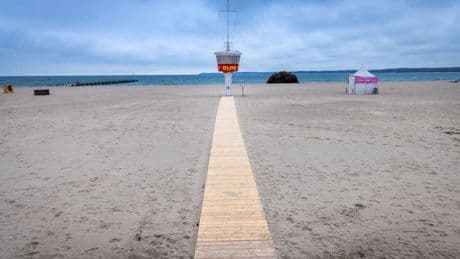 Suche nach vermisstem Kind: Einsatz am Strand - Vermisstes Kind in Travemünde gefunden