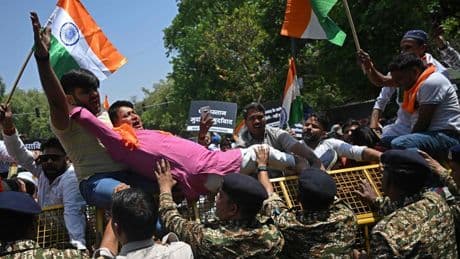 India derriba y dinamita las casas de dos de los terroristas de Cachemira