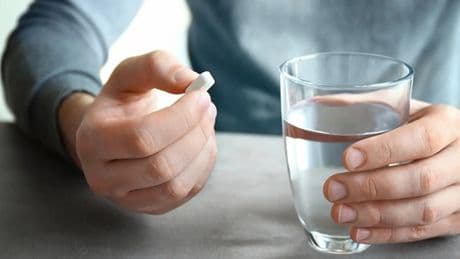 El aviso del cardiólogo Aurelio Rojas sobre mezclar ibuprofeno y bebidas con gas: &quot;Puede afectar gravemente a tus riñones&quot;