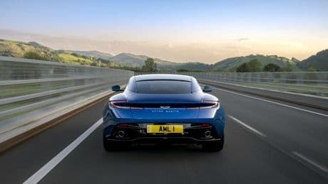 En Snowdonia la música suena mejor conduciendo un Aston Martin