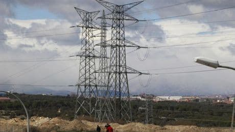 La eléctricas confían en la influencia del Gobierno sobre Competencia para lograr más dinero por sus redes