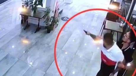 Adana'da feci olay! Ortak olamadıkları kafeyi kurşun yağdırdılar