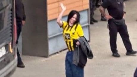 Hätten Sie sie erkannt? - Weltstar in BVB-Trikot entdeckt