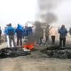 Choferes bloquean ruta a Desaguadero en demanda de carburantes