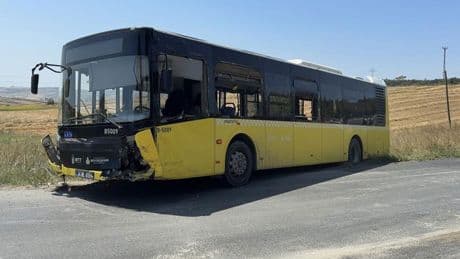 İETT otobüsü ile otomobil kafa kafaya çarpıştı: 1 ölü