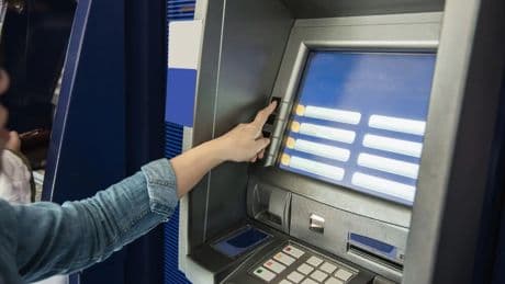 Sacar dinero en efectivo cambiará a partir de esta fecha: los cajeros deberán adaptarse a la nueva norma