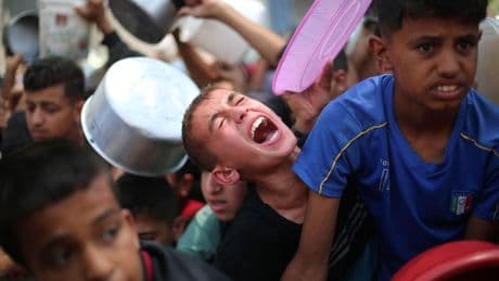 Palestijnen met gevaar voor eigen leven naar omstreden distributiecentra: hulpverlening in Gaza één grote puinhoop