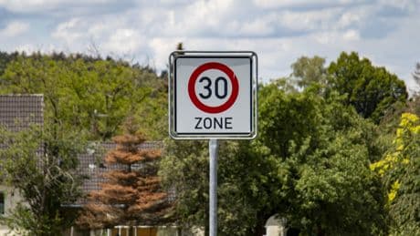 Selbstjustiz oder legitim? Gericht entscheidet über hausgemachte Verkehrsschilder