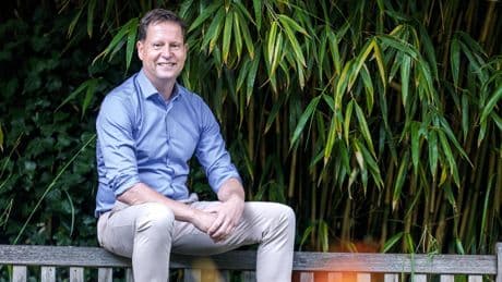 Martijn Storsbergen is een betere bankier als hij opgeladen is: ’Zonder sport loopt mijn emmertje vol’