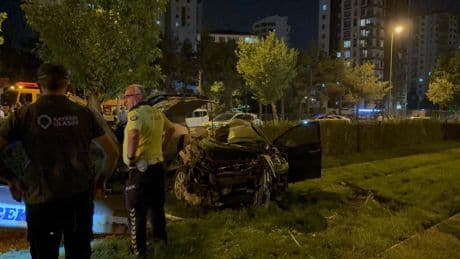 Kayseri'de otomobil tramvay yoluna uçtu: 1 ölü, 1 yaralı