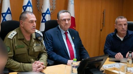 El ministro de Defensa israelí: “Si Jameneí continúa disparando misiles, Teherán arderá”