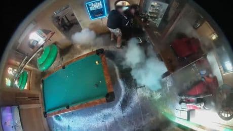 Razzia im Rotlichtbezirk - Polizei stürmt Züricher Szene-Bar mit Panzer!