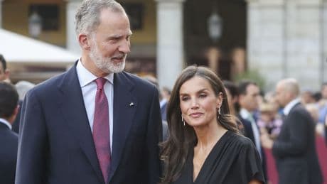 Los Reyes acuden por sorpresa a un concierto en la Plaza Mayor después de la entrega de unos premios de periodismo