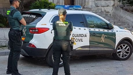 Acaba la 'rave' de Roiz: 116 vehículos y 312 personas, 29 denunciadas por drogas y alcohol, dejan la cantera