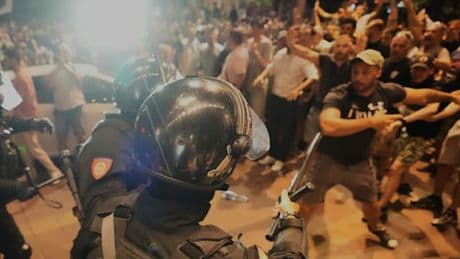 Gewalt bei Protesten gegen serbische Regierung – Staatschef will „Bürgerkrieg“ verhindern