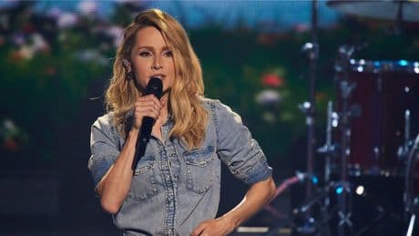 Notarzt-Einsatz bei Melissa Naschenwengs Konzert – Fan bricht zusammen