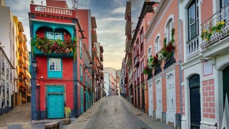 La ciudad marinera canaria con arquitectura colonial y pintorescos balcones