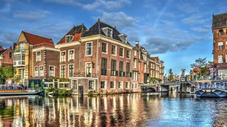 La ciudad de Países Bajos a media hora de Ámsterdam con canales que inspiraron a Rembrandt