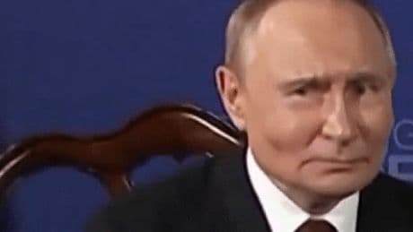 Alaska-Gipfel: Putin zieht Grimassen bei Pressekonferenz mit Trump