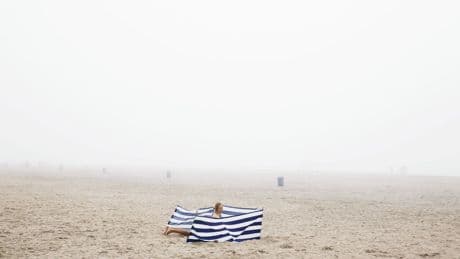 Van zon naar zeevlam in tien minuten: wat zorgt voor plotselinge dichte mist op het strand?