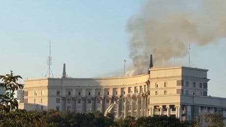 Ukraine-Krieg – Angriff auf Kyjiw: Regierungsgebäude in Flammen