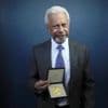 Potsdam ehrt Nobelpreisträger: Abdulrazak Gurnah trägt sich ins Goldene Buch der Stadt ein