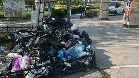 İzmir'de grev 6. gününde: Konak'ta çöp yığınları oluştu