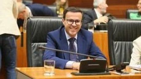 Gallardo se estrena como diputado en la Asamblea de Extremadura y Vox abandona el hemiciclo