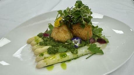 Weißer Spargel mit Salsa Verde, gebackenen Eiern & Kräutersalat