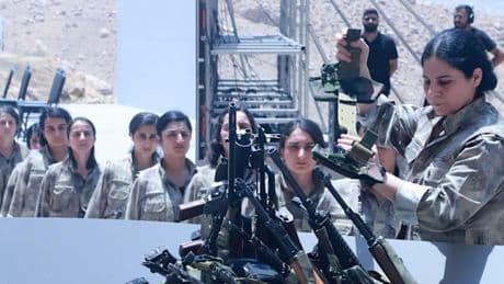 Kurdische Arbeiterpartei PKK verbrennt symbolisch ihre Waffen