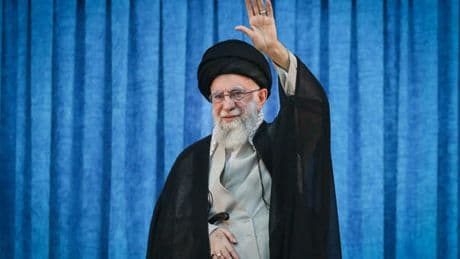 Khamenei assediato, trasferiti i poteri di guerra ai Pasdaran: significato e cosa cambia per il regime