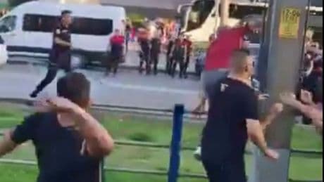 Galatasaray ve Kayserispor taraftarları arasında kavga! Taşlar havada uçuştu