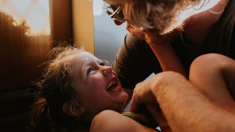 Por qué las cosquillas nos hacen reír incluso cuando molestan y otras incógnitas que desconciertan a la neurociencia