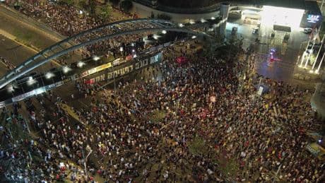 Tel Aviv'de binlerce kişi Gazze'ye saldırıların durdurulması için yürüdü