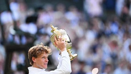 Jannik Sinner verslaat Carlos Alcaraz en wint eerste titel op Wimbledon