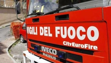 Auto in fiamme sull’A26, intervenuti i vigili del fuoco
