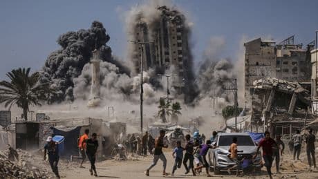 El Ejército israelí designa una nueva "zona humanitaria" en el sur y avanza en el norte de Gaza
