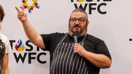 Elon Musk tiene un nuevo chef experto en quesos para su restaurante Tesla