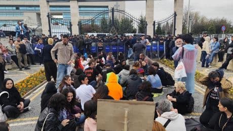 Hayvan hakları savunucuları oturma eylemi başlattı: AYM'nin ret kararını protestoya polis müdahalesi