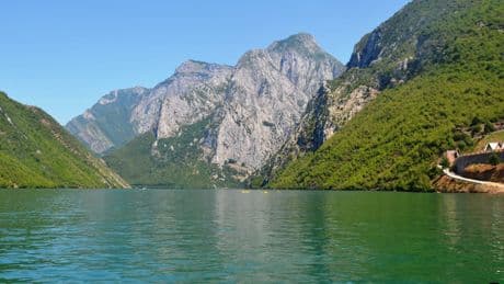 Twee Nederlandse toeristen verdwaald bij meer in Albanië, na urenlange zoektocht door politie gevonden