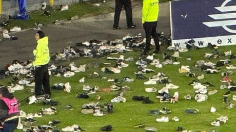 Una lluvia de zapatos interrumpe el partido de Millonarios y Unión Magdalena en Bogotá