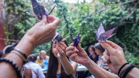Una librería de Barcelona celebra un taller de papiroflexia por la paz en el 80 aniversario de la bomba de Hiroshima