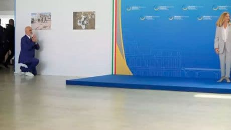 Edi Rama Meloni'yi görünce dayanamadı, yine yere kapandı